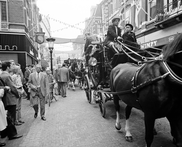 856117 Afbeelding de optocht met historische rijtuigen op de Steenweg te Utrecht tijdens de viering van het 25-jarig ...